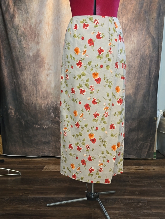 Chaus Dresses & Skirts - Chaus Floral Midi faux wrap Skirt in Cream with Red & Orange Blooms sz 6